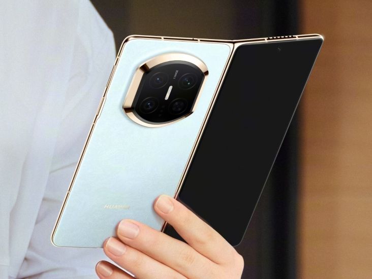 Mate X7 in blue colourway held in hand Mate X7 in blue colourway held in hand