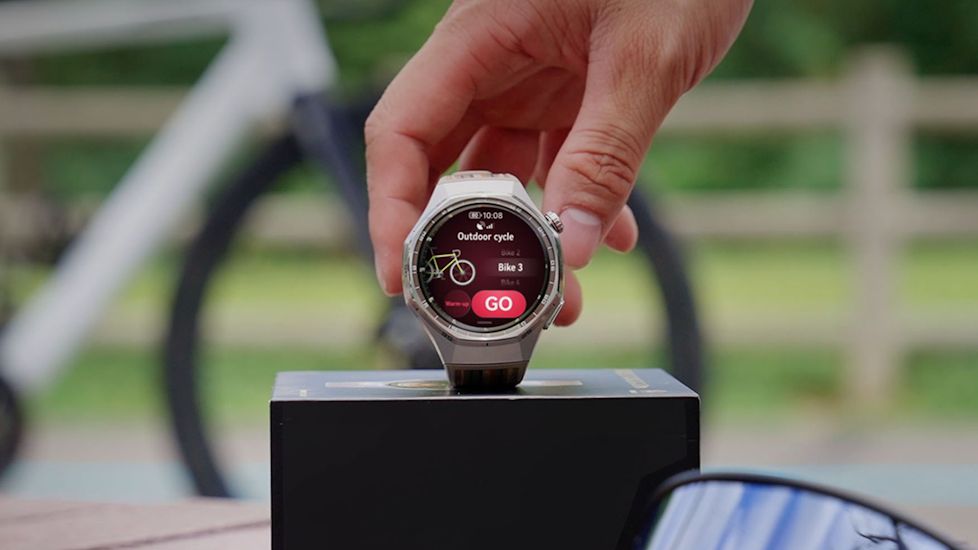 Huawei Watch GT 6 display in hand Huawei Watch GT 6 display in hand