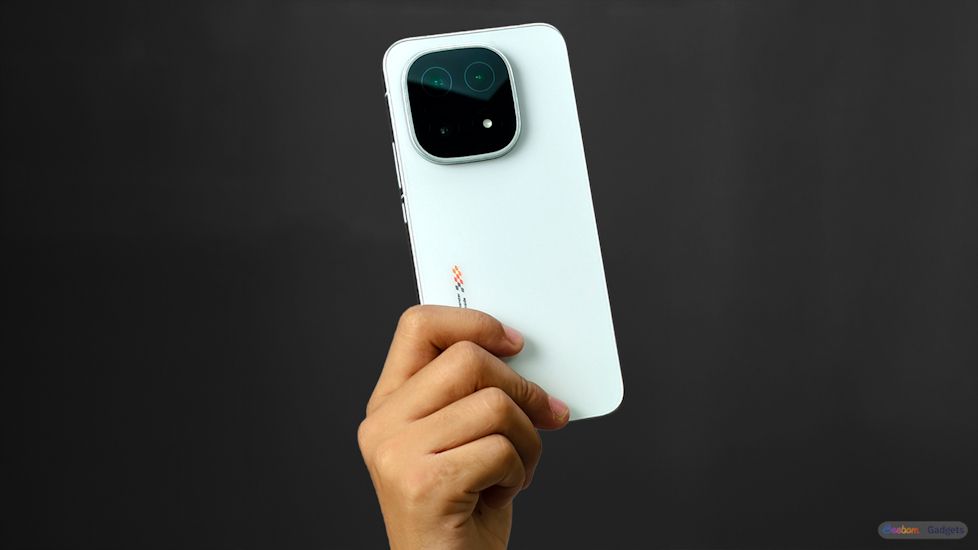 iQOO 15 Legend back design showcased while in hand iQOO 15 Legend back design showcased while in hand