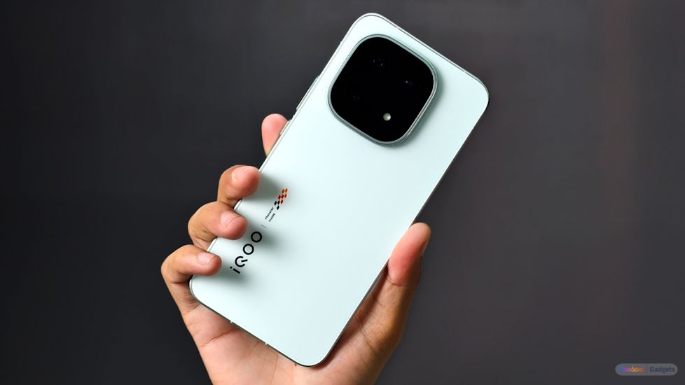 iQOO 15 design in hand iQOO 15 design in hand