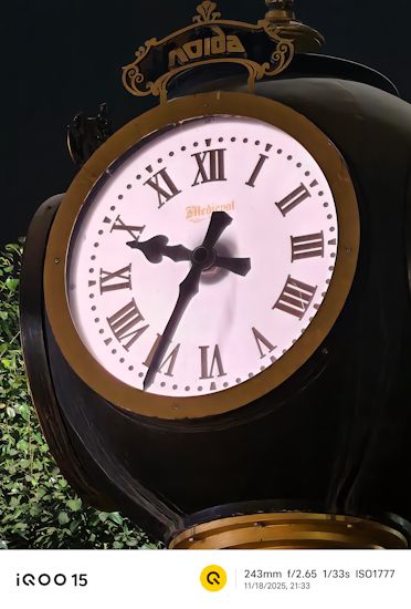 iQOO 15 night shot clock 243mm iQOO 15 night shot clock 243mm