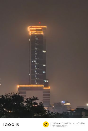 iQOO 15 night shot street 243mm iQOO 15 night shot street 243mm