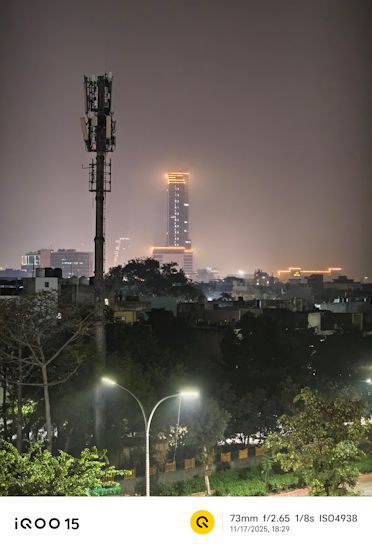 iQOO 15 night shot street 73mm iQOO 15 night shot street 73mm
