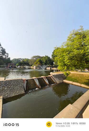iQOO 15 16mm daytime shot of fountain iQOO 15 16mm daytime shot of fountain