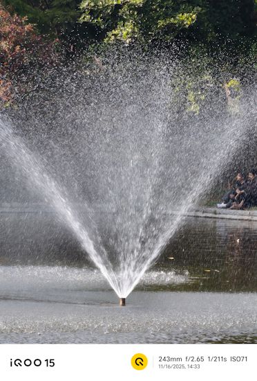 iQOO 15 243mm daytime shot of fountain iQOO 15 243mm daytime shot of fountain
