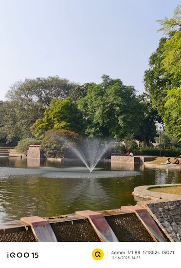 iQOO 15 73mm daytime shot of fountain iQOO 15 73mm daytime shot of fountain
