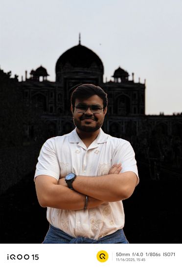 iQOO 15 portrait shot outdoors daytime glitch iQOO 15 portrait shot outdoors daytime glitch