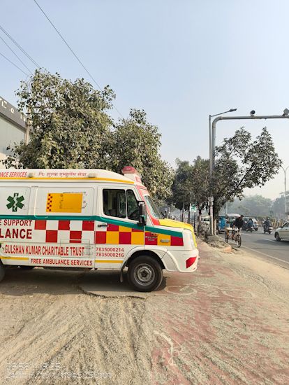 Phone 3a Lite 24mm ambulance shot