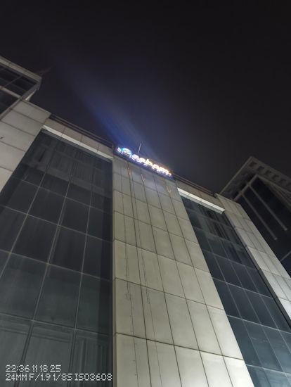 Phone 3a Lite 24mm Beebom building shot