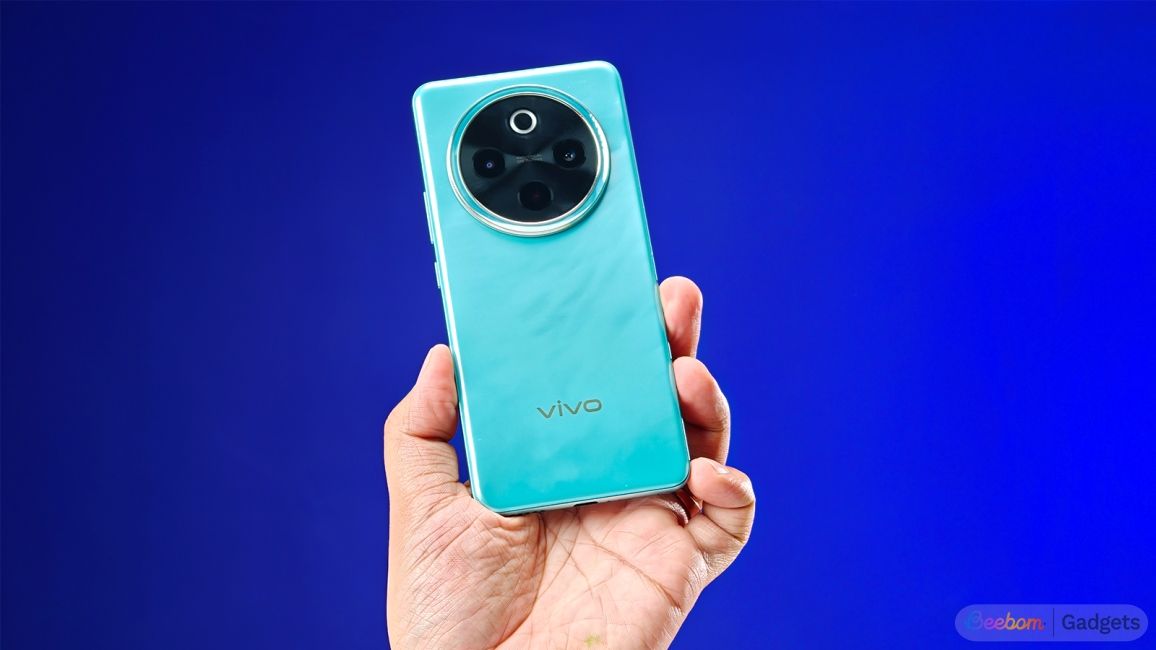 shot of a hand holding the Vivo T4 showing the teal colour back shot of a hand holding the Vivo T4 showing the teal colour back