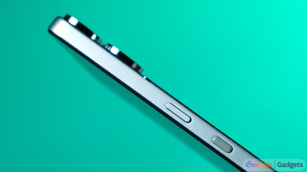 CMF Phone 2 Pro from the sides thickness