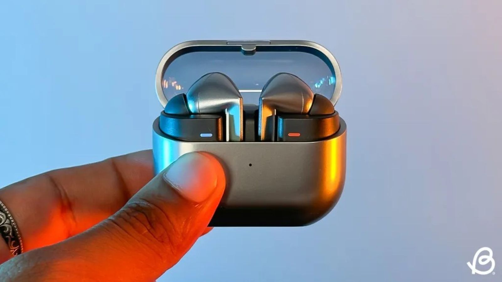 Samsung Galaxy Buds 3 Pro in hand with lid open Samsung Galaxy Buds 3 Pro in hand with lid open