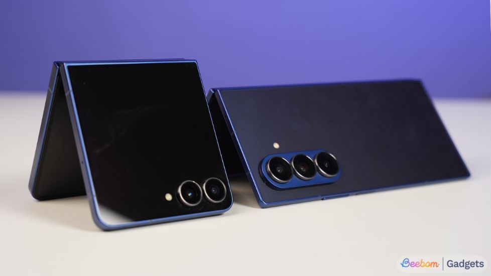 Samsung Galaxy Z Flip 7 and Fold 7 from the side in tent mode