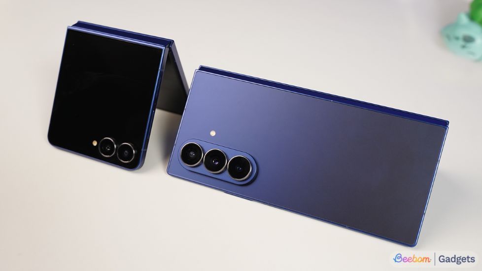 Z Flip 7 and Fold 7 in tent mode from the back