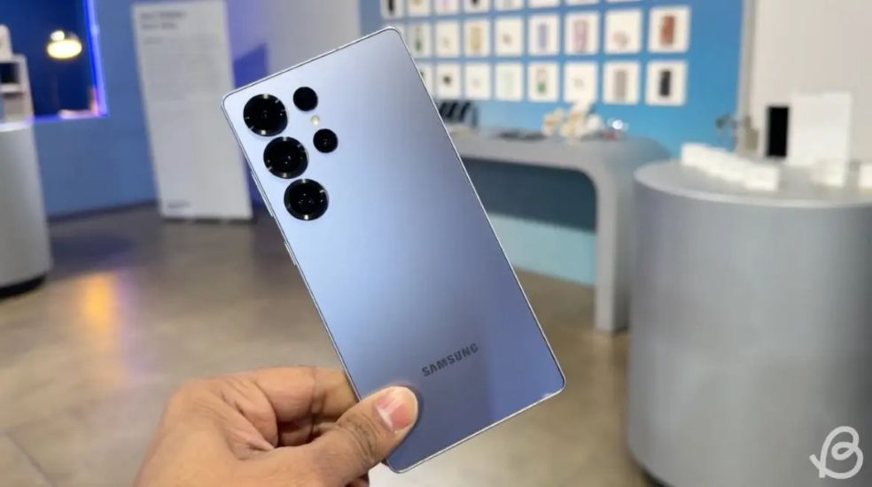 Samsung Galaxy S25 Ultra in hand Samsung Galaxy S25 Ultra in hand