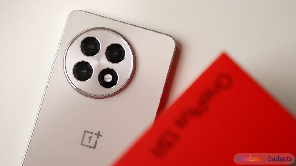 Close up of OnePlus 13R cameras from the back with the OnePlus 13R box