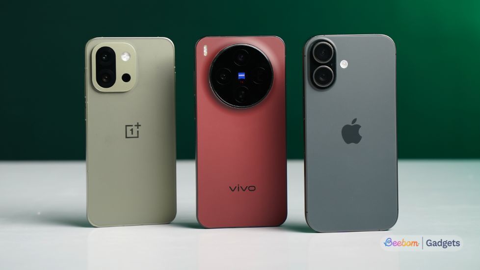 OnePlus 13s, Vivo X300 and iPhone 17 standing side by side from the back OnePlus 13s, Vivo X300 and iPhone 17 standing side by side from the back