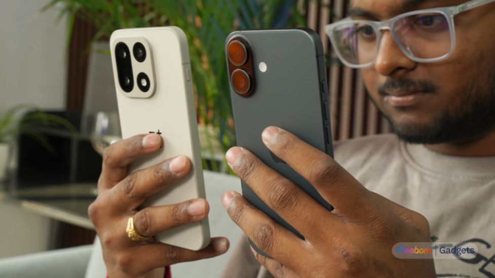 Person looking at OnePlus 15 and iPhone 17 side by side from the back Person looking at OnePlus 15 and iPhone 17 side by side from the back