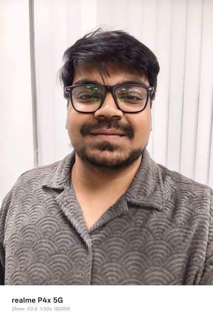 Realme P4x selfie photo of a person wearing a gray shirt Realme P4x selfie photo of a person wearing a gray shirt