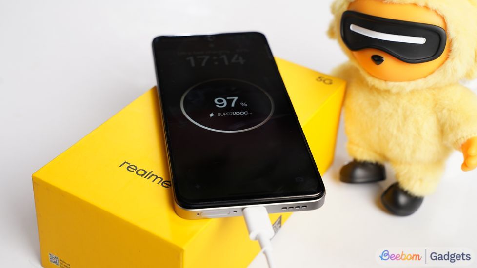 Realme P4x charging on the retail box Realme P4x charging on the retail box