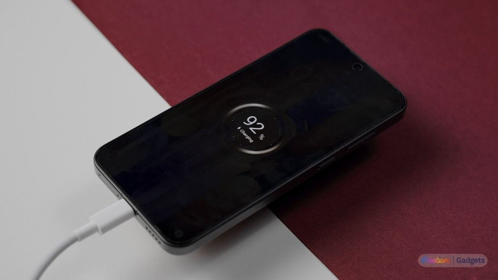 Vivo X300 charging from the front Vivo X300 charging from the front