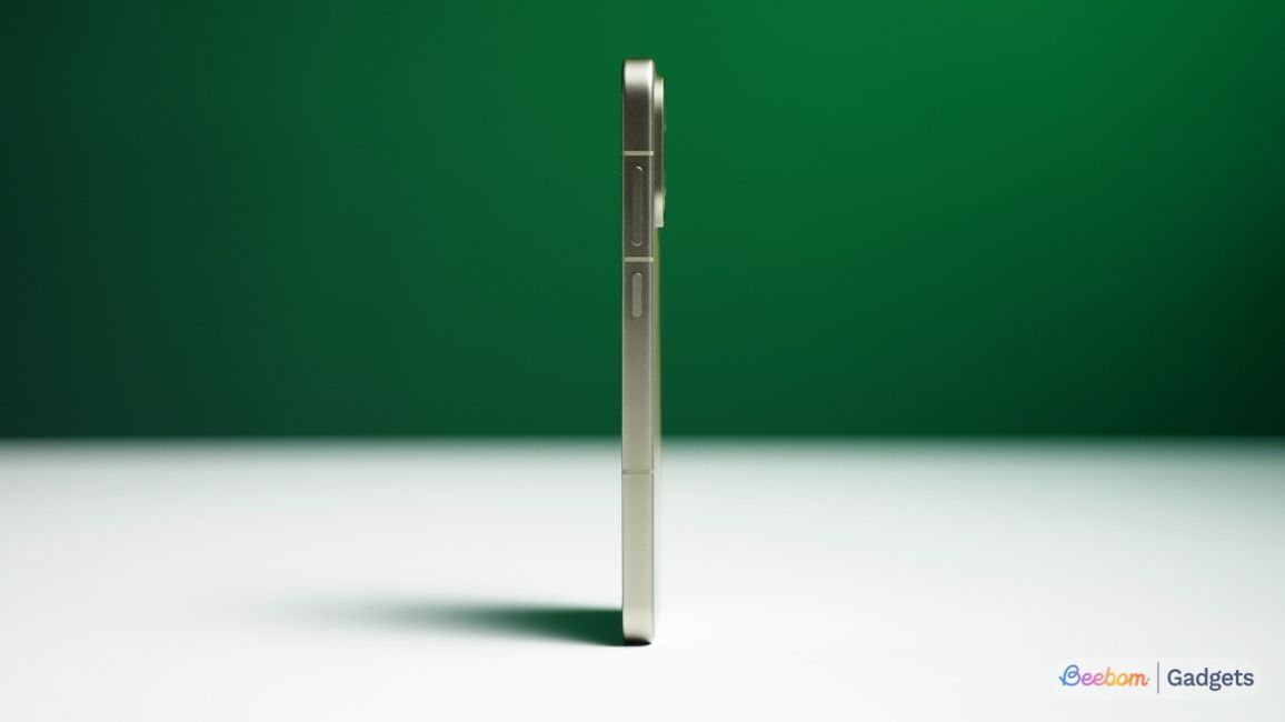 OnePlus 13s design from the left side OnePlus 13s design from the left side