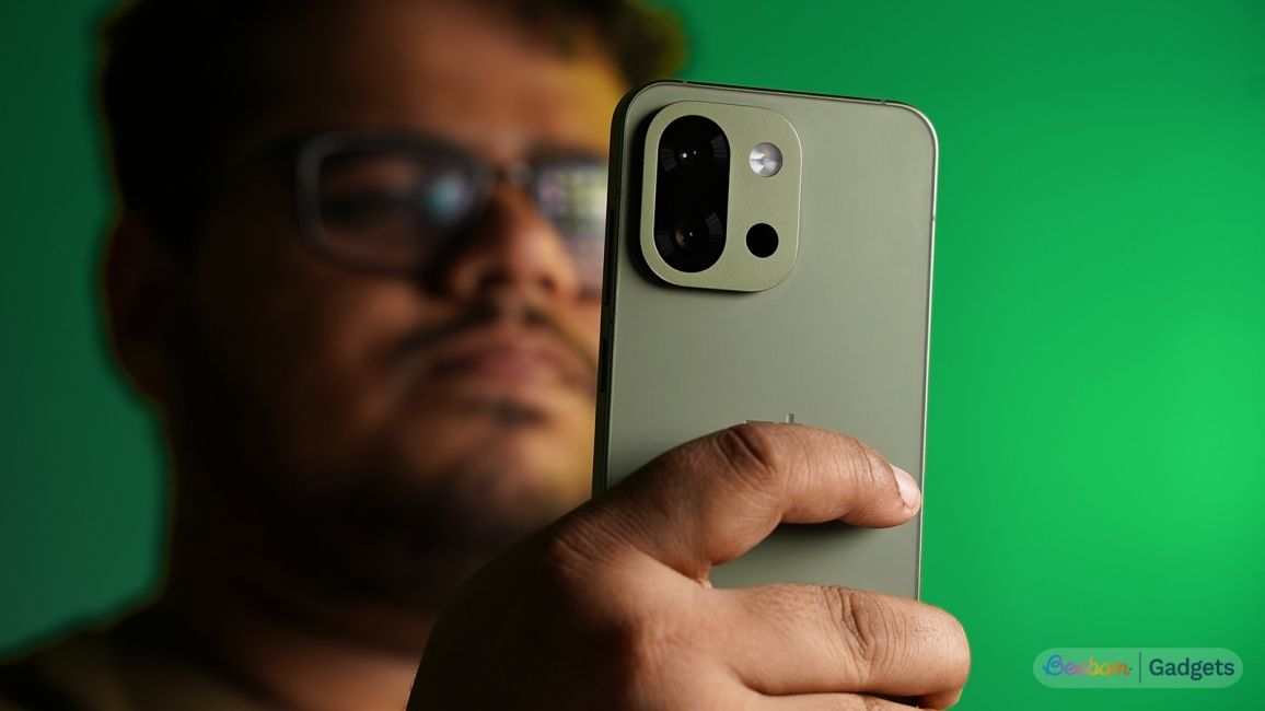 OnePlus 13s in hands OnePlus 13s in hands