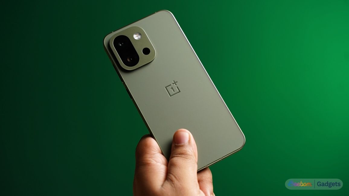 OnePlus 13s shown against a green backgroud OnePlus 13s shown against a green backgroud