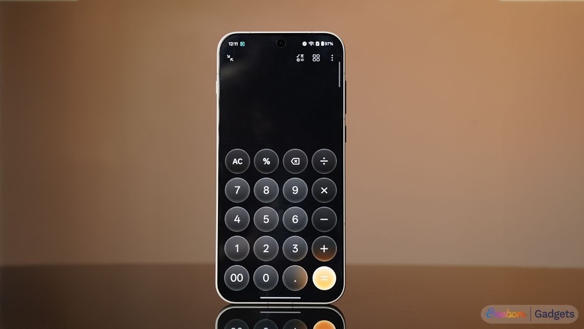 OnePlus Calculator app with liquid glass like design