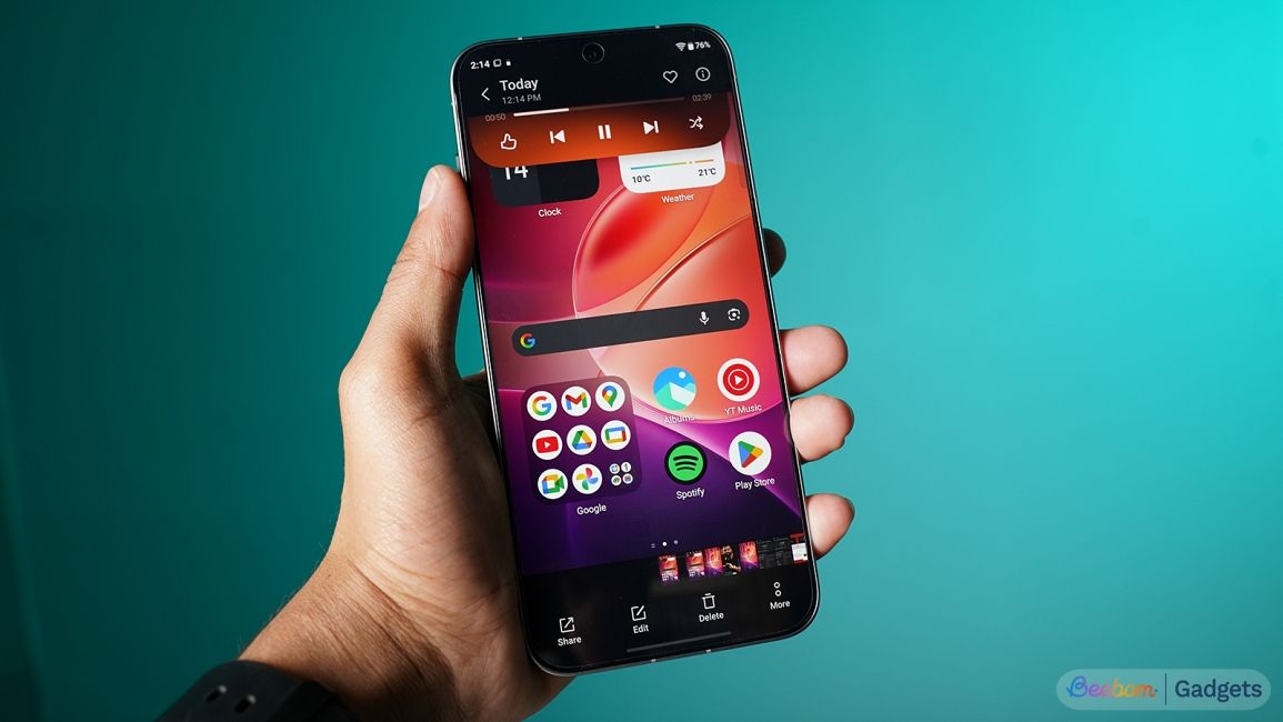 Audio playing in fluid cloud on a OnePlus smartphone