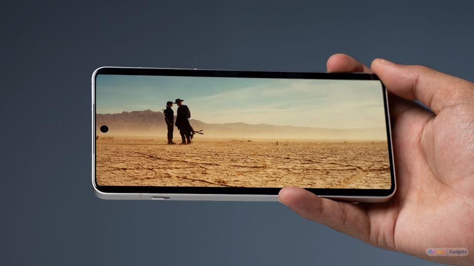 OnePlus 13R display quality showcased while in hand OnePlus 13R display quality showcased while in hand