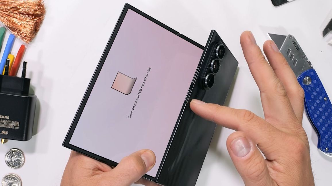 Samsung Galaxy Z TriFold alert when folded from the wrong side