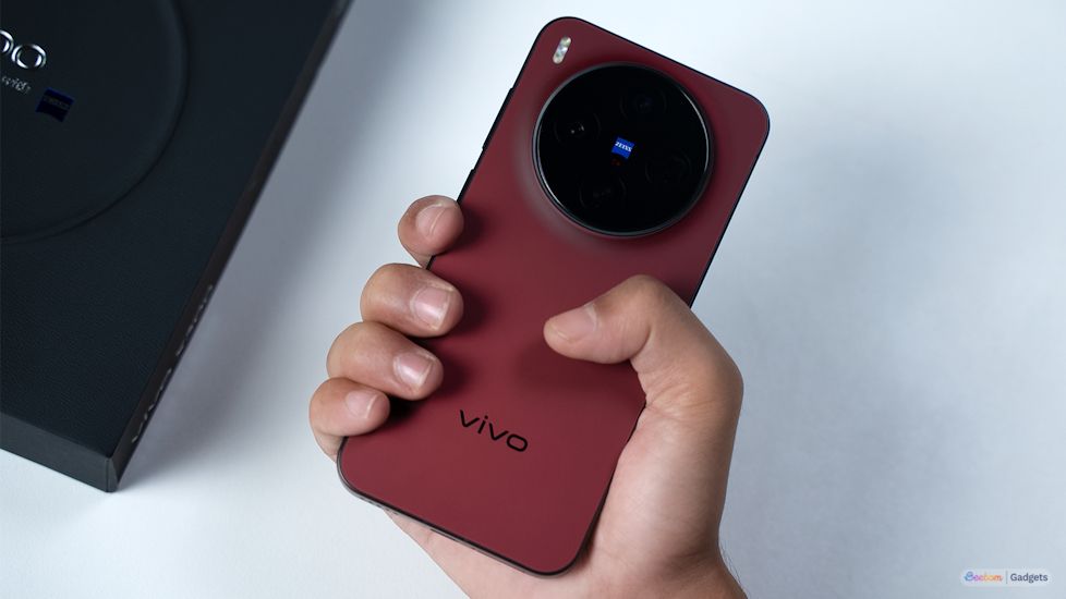 Vivo X300 Summit Red back design in hand