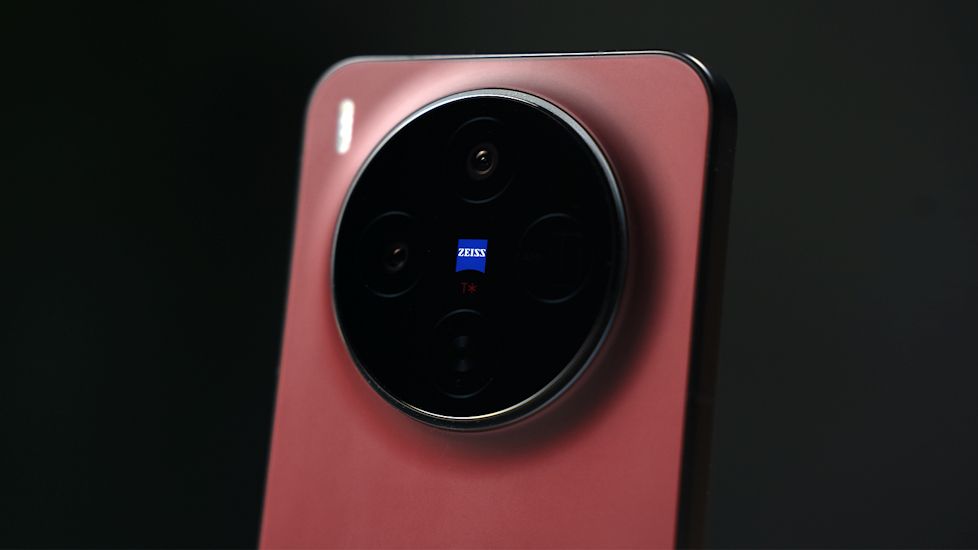 Vivo X300 camera module close up