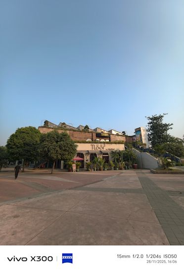 Vivo X300 day shot 15mm building