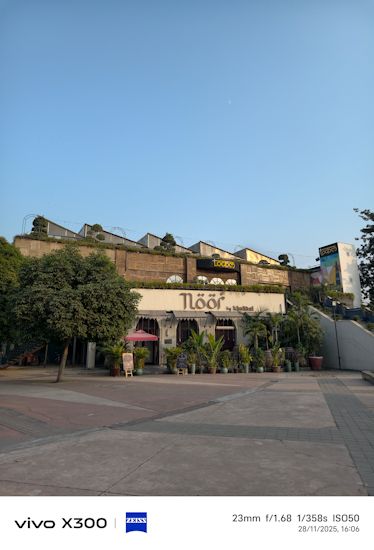 Vivo X300 day shot 23mm building