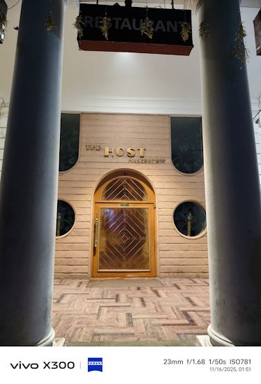 Vivo X300 eve 23mm shot restaurant