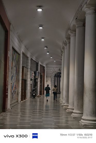 Vivo X300 night 70mm shot pillars