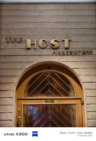 Vivo X300 eve 70mm shot restaurant