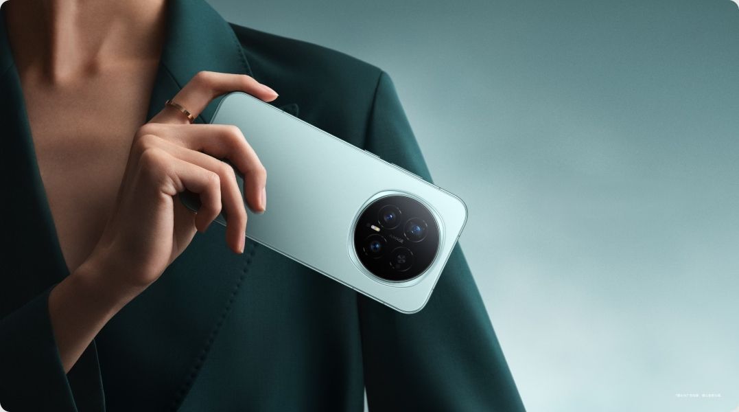 Honor Magic 8 held horizontally in turquoise colourway