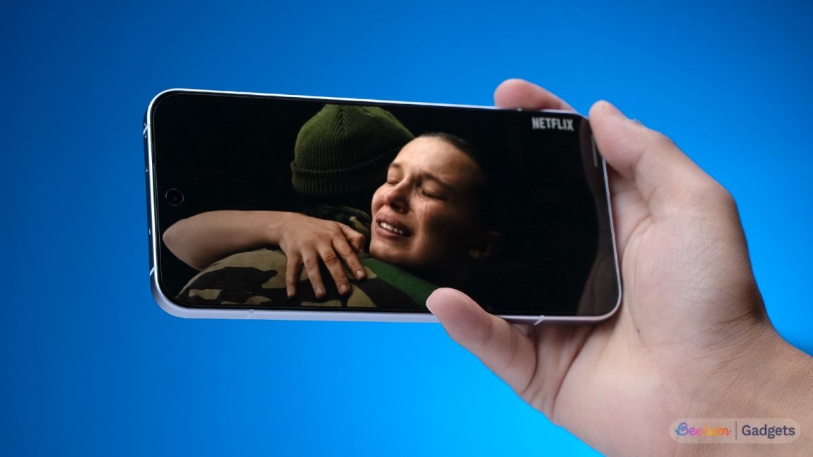 Oppo Reno 15 display watching content