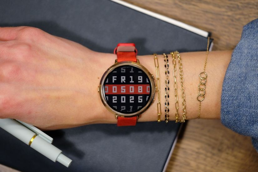 Pebble Round 2 with a bright red strap Pebble Round 2 with a bright red strap