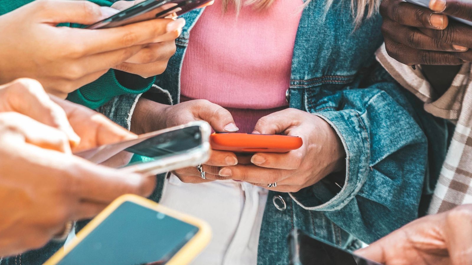 Vivo Retains No.1 Position as India’s Smartphone Market Declines in Q4 2025 thumbnail