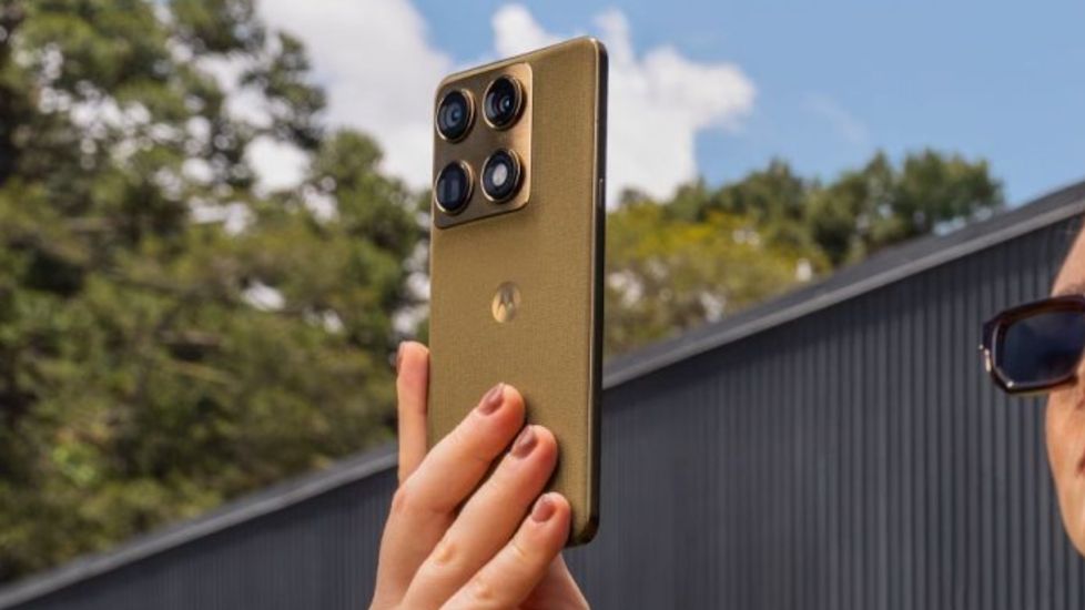 Motorola Signature Olive in hand design showcased