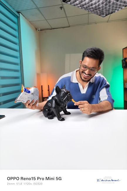Reno 15 Pro Mini indoors non-portrait human subject shot Reno 15 Pro Mini indoors non-portrait human subject shot