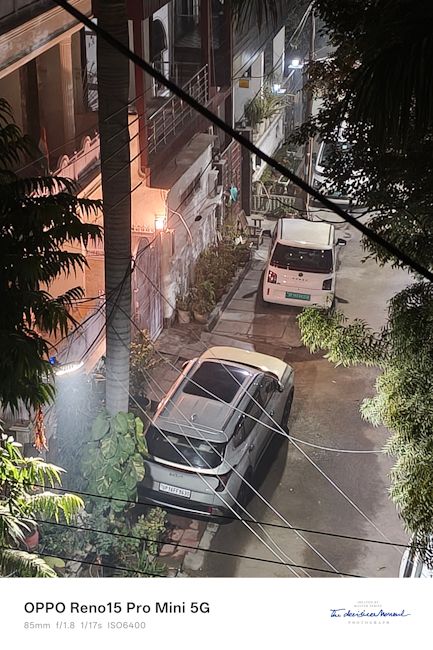 Oppo Reno 15 Pro Mini 85mm street shot night Oppo Reno 15 Pro Mini 85mm street shot night