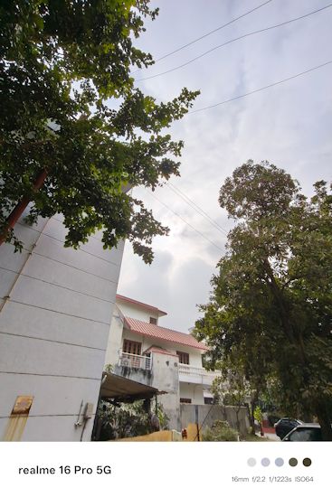 Realme 16 Pro 16mm day shot building