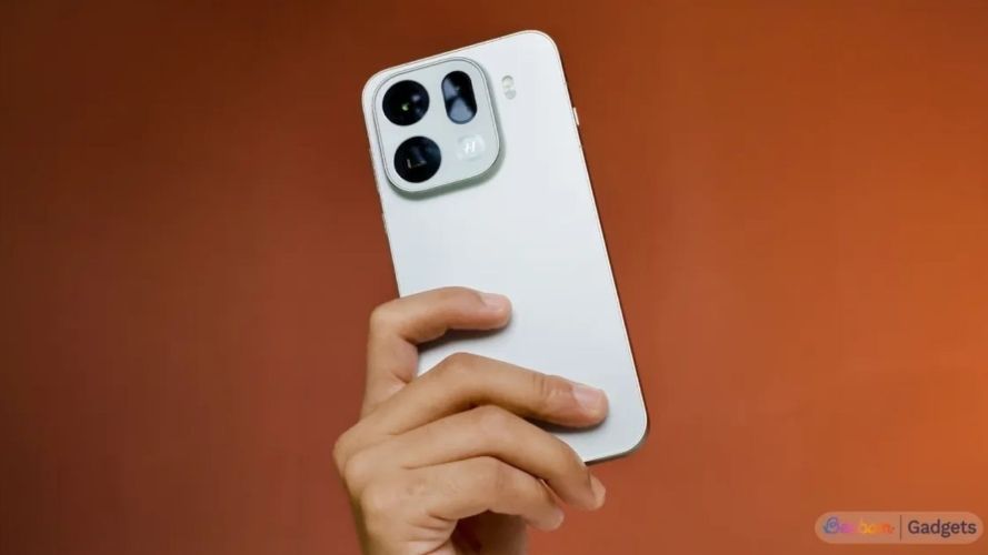 Oppo Find X9 in silver colourway in hand