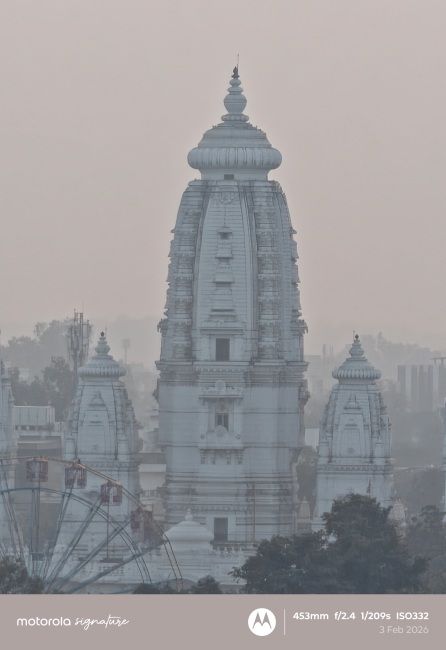 Motorola Signature Zoomed in shot 3