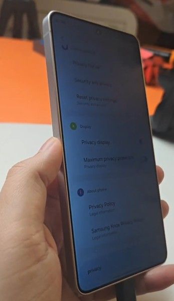 Samsung Galaxy S26 Ultra Privacy Display in action